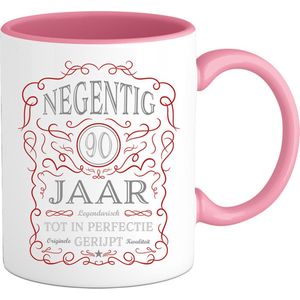 90 Jaar Legendarische Gebrouwen Mok met tekst | Rood - Zilver | Grappig Verjaardag Beker Cadeau | Bedrukte Mokken | Roze | 330 ML