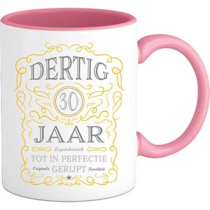 30 Jaar Legendarische Gebrouwen Mok met tekst | Geel - Zilver | Grappig Verjaardag Beker Cadeau | Bedrukte Mokken | Roze | 330 ML