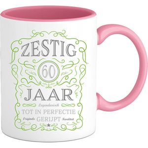 60 Jaar Legendarische Gebrouwen Mok met tekst | Groen - Zilver | Grappig Verjaardag Beker Cadeau | Bedrukte Mokken | Roze | 330 ML