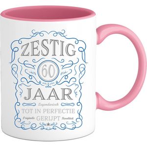 60 Jaar Legendarische Gebrouwen Mok met tekst | Donker Blauw - Zilver | Grappig Verjaardag Beker Cadeau | Bedrukte Mokken | Roze | 330 ML