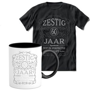 60 Jaar Legendarisch Gebrouwen T-shirt met mok giftset Zwart | Verjaardag cadeau pakket set | Grappig feest shirt Heren – Dames – Unisex kleding | Koffie en thee mok | Maat M
