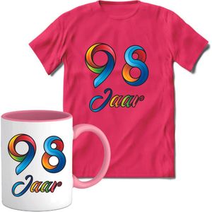 98 Jaar Vrolijke Verjaadag T-shirt met mok giftset Roze | Verjaardag cadeau pakket set | Grappig feest shirt Heren – Dames – Unisex kleding | Koffie en thee mok | Maat M