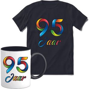 95 Jaar Vrolijke Verjaadag T-shirt met mok giftset Zwart | Verjaardag cadeau pakket set | Grappig feest shirt Heren – Dames – Unisex kleding | Koffie en thee mok | Maat L