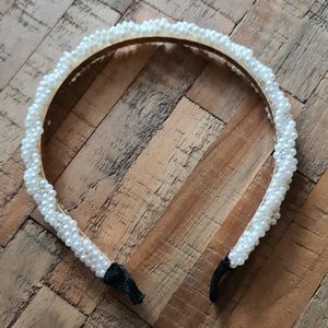 Diadeem met goudkleurige basis met vlechtwerk van kleine ivoorkleurige pareltjes (huwelijk, communie, cosplay, uitgaan, kawaii)