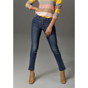 Aniston CASUAL Bootcut-Jeans, mit trendiger Waschung am leicht ausgefranstem Beinabschluss