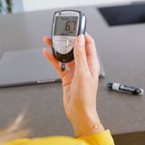 Wellion Luna Trio 3-in-1 glucosemeter startpakket inclusief 10 glucose strips (glucose, cholesterol en urinezuur) - Wit