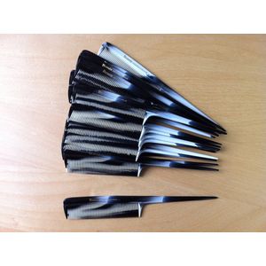 1 kam - stijlkam met spits handvat - kapperskam om te stijlen en krullen in te zetten - zwart wit marmer - gemarmerd - kunststof haarkam - 21 cm