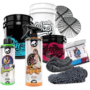 Nuke Guys Drie Emmer (Nieuwe) Auto was set bestaande uit; 2 x Grit, 2 x Emmer 5 gal, 1 x Emmer 3,5 Gal, Shampoo 500 ml, Velgenreiniger 1000 ml, 1 x WashMitt, Droogdoek 40 x 40 1800 gsm.  Twv € 109,-