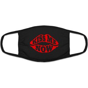 Kiss me mondkapje | grappig | gezichtsmasker | bescherming | bedrukt | kus | Zwart mondmasker van katoen, uitwasbaar & herbruikbaar. Geschikt voor OV
