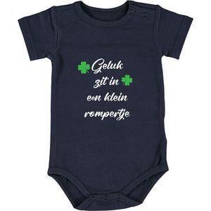 Geluk zit in een klein rompertje Babyromper - schattig - cute - lief - baby - zoon - jongen