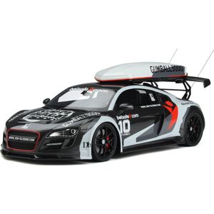 Het 1:18 gegoten model van de Audi R8 Camo Body Kit uit 2013 in zwart. De fabrikant van het schaalmodel is GT-Spirit. Dit model is alleen online verkrijgbaar