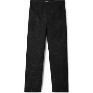 Lange broek met teksten.