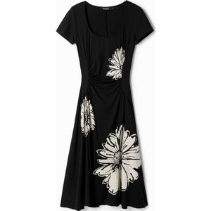 Midi-jurk met korte mouwen, halslijn en madeliefjes.