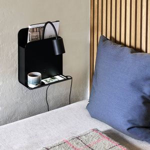 Nordlux Wandlamp Roomi met legbord en USB, zwart