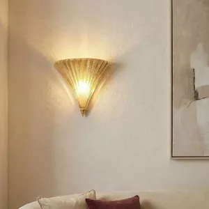 Gouden metalen wandlamp met 2 witte glazen bollen, 15x21x55 cm