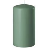 8x Groene cilinderkaarsen/stompkaarsen 6 x 15 cm 58 branduren - Geurloze kaarsen groen - Woondecoraties