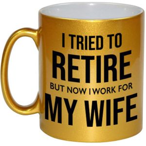 I tried to retire but now I work for my wife koffiemok / theebeker - 330 ml - goudkleurig - kantoorhumor / VUT / pensioen - grappige cadeau mok / beker voor collega