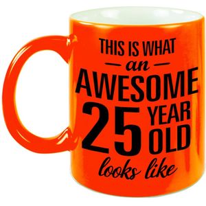 This is what an awesome 25 year old looks like cadeau mok / beker - 330 ml - neon oranje - verjaardag - kado koffiemok / theebeker