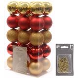Kerstversiering mix pakket kunststof kerstballen goud/rood 30x stuks 6 cm met goudkleurige ophanghaakjes