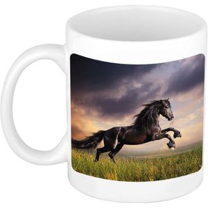 Zwart paard / Fries in weide koffiemok / theebeker wit - 300 ml - keramiek - cadeau beker / paardenliefhebber mok
