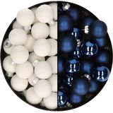 Mini kerstballen - 48x st - donkerblauw en satijn wit - 2,5 cm - glas - kerstversiering