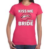 Kiss me I am The Bride t-shirt roze dames - feest shirts dames - vrijgezellenfeest kleding