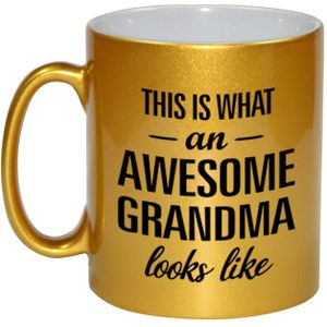 This is what an awesome grandma looks like cadeau mok / beker - 330 ml - goudkleurig - verjaardag - kado mok / beker