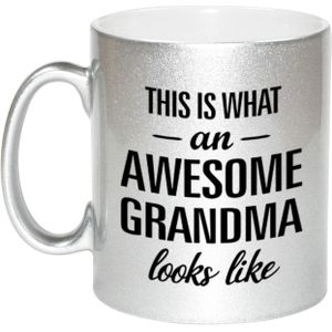 This is what an awesome grandma looks like cadeau mok / beker - 330 ml - zilverkleurig - verjaardag - kado mok / beker