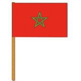 Set van 2x stuks luxe zwaaivlaggen Marokko 30 x 45 cm op houten stok - Hand vlaggetjes - landen decoraties versieringen