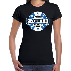 Have fear Scotland is here t-shirt met sterren embleem in de kleuren van de Schotse vlag - zwart - dames - Schotland supporter / Schots elftal fan shirt / EK / WK / kleding