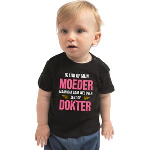 Ik lijk op mijn moeder maar dat gaat wel over zegt de dokter cadeau t-shirt zwart voor baby - unisex - jongens / meisjes
