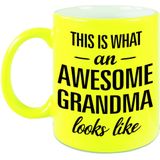 This is what an awesome grandma looks like cadeau mok / beker - 330 ml - neon geel - verjaardag - kado mok / beker