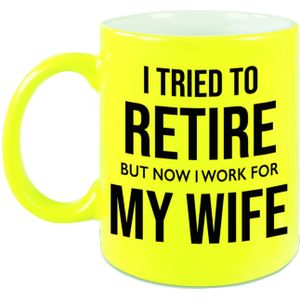 I tried to retire but now I work for my wife mok /beker - 330 ml - neon geel - kantoorhumor / VUT / pensioen - cadeau collega