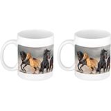 Set van 2x stuks dravende zwarte / witte paarden koffiemok / theebeker wit - 300 ml - keramiek - cadeau beker / paardenliefhebber mok