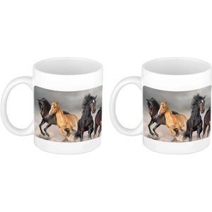 Set van 2x stuks dravende zwarte / witte paarden koffiemok / theebeker wit - 300 ml - keramiek - cadeau beker / paardenliefhebber mok