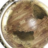 Items Deco Wereldbol/globe op voet - kunststof - goud - home decoratie artikel - D20 x H28 cm