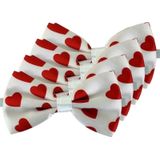 4x Witte vlinderstrikken met rode hartjes 13 cm voor dames/heren - Cupidostrik - Valentijn thema verkleedaccessoires/feestartikelen - Vlinderstrikken/vlinderdassen met elastieken sluiting
