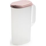 2x stuks waterkan/sapkan transparant/roze met deksel 2 liter kunststof - Smalle schenkkan die in de koelkastdeur past