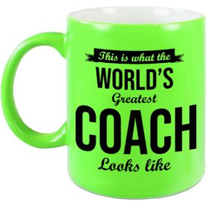What the worlds greatest coach looks like mok - cadeau mok/beker - neon groen - 330 ml - trainer bedankt cadeau