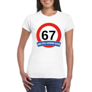 67 jaar and still looking good t-shirt wit - dames - verjaardag shirts