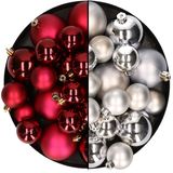 Kerstversiering kunststof kerstballen kleuren mix donkerrood/zilver 4-6-8 cm pakket van 68x stuks