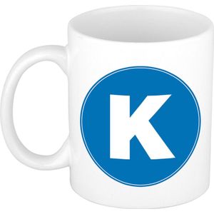 Mok / beker met de letter K blauwe bedrukking voor het maken van een naam / woord - koffiebeker / koffiemok - namen beker