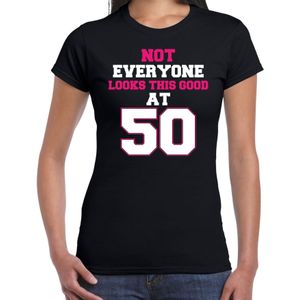 Not everyone looks this good at 50 cadeau t-shirt zwart voor dames - 50 jaar verjaardag kado shirt / outfit / Sarah
