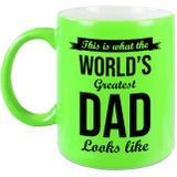 This is what the worlds greatest dad looks like cadeau mok / beker - 330 ml - neon groen - Vaderdag / verjaardag - cadeau vader
