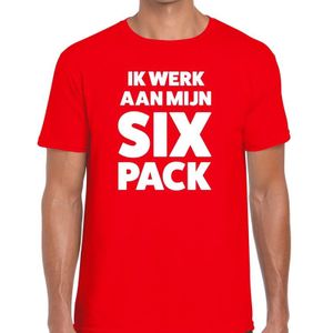 Ik werk aan mijn SIX Pack heren shirt rood - Heren feest t-shirts