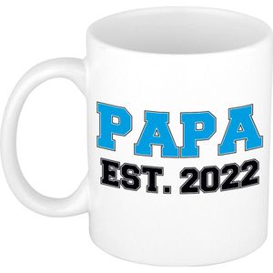 Papa est 2022 mok / beker wit met blauwe letters 300 ml - aanstaande vader cadeau mok