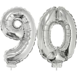 90 jaar leeftijd feestartikelen/versiering cijfers ballonnen op stokje van 41 cm - Combi van cijfer 90 in het zilver