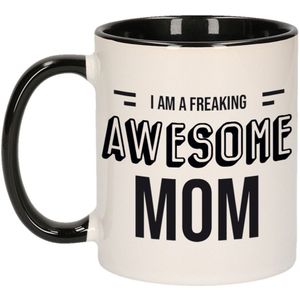 Mama cadeau mok / beker zwart met tekst I am a freaking awesome mom - kado mokken / bekers - Cadeau moeder