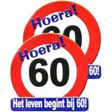 2x stuks hulde stopbord decoratie 60 jaar - 50 x 50 cm - Feestartikelen/versiering verjaardag leeftijden - Verkeersbord