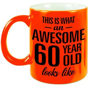 This is what an awesome 60 year old looks like cadeau mok / beker - 330 ml - neon oranje - verjaardag - kado koffiemok / theebeker